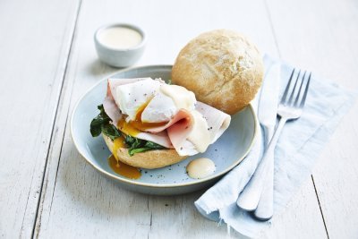 Broodje met benedict-eitje met gekookte ham Broodje met benedict-eitje met gekookte ham