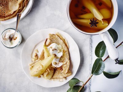 Boekweitpannenkoeken met gepocheerde peer