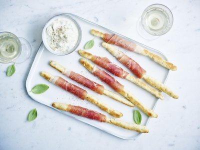 Gressins au jambon séché et sauce au fromage bleu Gressins au jambon séché et sauce au fromage bleu