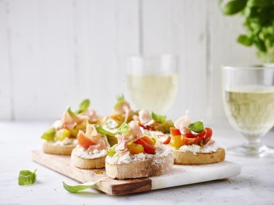 Bruschetta au chèvre et au jambon fumé