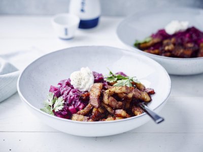 Buikspek met rode kool, appel en geitenroomkaas Buikspek met rode kool, appel en geitenroomkaas