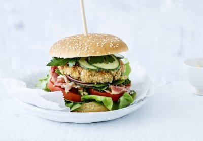 Burger de crabe maison, bacon et légumes frais Burger de crabe maison, bacon et légumes frais
