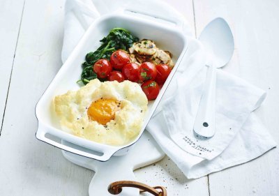 Cloud eggs, épinards sautés, tomates et champignons Cloud eggs, épinards sautés, tomates et champignons