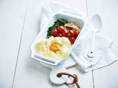 Cloud eggs met gebakken spinazie, tomaat en champignons