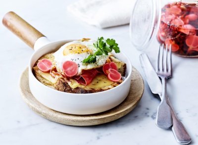 Croûte au fromage d’Averbode, œuf sur le plat et radis en saumure Croûte au fromage d’Averbode, œuf sur le plat et radis en saumure