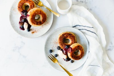 Donuts aux myrtilles et à la crème épaisse