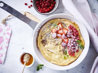 Dutch baby à la pomme, à la poire et aux fruits rouges