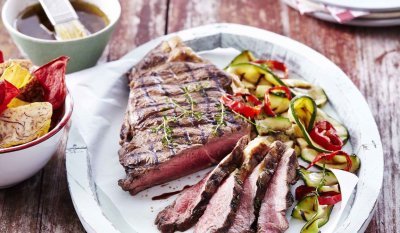 Entrecôte, marinade au vin rouge, chips de légumes et légumes grillés