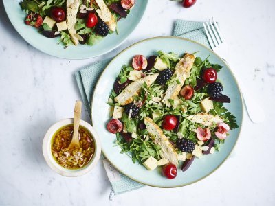 Fruitige salade met rode biet en gegrilde kip