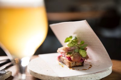 Amuse-bouche avec une bière légère et acidulée