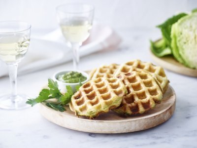 Gaufre feuilletée au fromage et pesto au chou vert