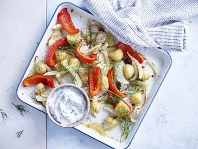 Légumes grillés, grenailles au four et crème relevée aux herbes