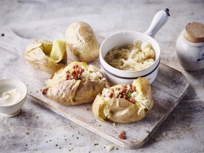 Pommes de terre farcies à la choucroute et saucisse fumée