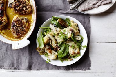 Salade de chou-fleur grillé et poulet au citron en croûte de noisettes