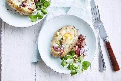 Pommes de terre en chemise farcies à l'œuf, au fromage et aux lardons