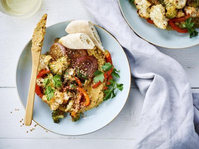 Houmous végétarien aux légumes grillés et pains pita grillés 