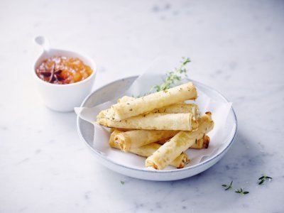 Rouleaux de pâte filo au chèvre et chutney de coings 