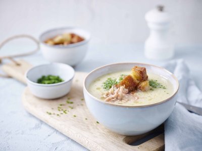 Soupe de céleri-rave aux croûtons et aux crevettes fraîches Soupe de céleri-rave aux croûtons et aux crevettes fraîches
