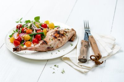 Cuisses de lapin au BBQ et salade de haricots, tomates Cuisses de lapin au BBQ et salade de haricots, tomates