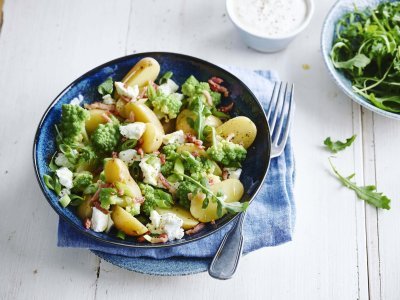 Salade de grenailles à la roquette, romanesco, lardons et chèvre Salade de grenailles à la roquette, romanesco, lardons et chèvre