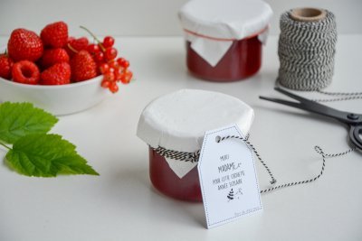Confiture de fraises-framboises avec étiquette