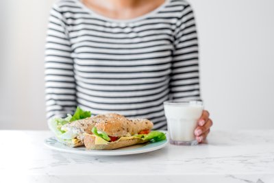 Repas avec sandwich et lait