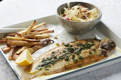 Noordzeetong Meunière met pastinaakfrietjes, witloof, noten en appeltjes salade Noordzeetong Meunière met pastinaakfrietjes, witloof, noten en appeltjes salade