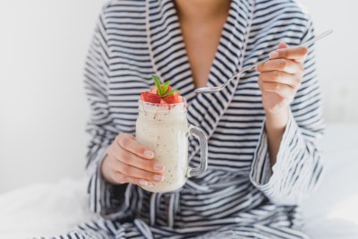 Petit déjeuner au yaourt et fraises