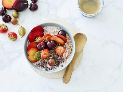 Overnight oats met aardbeien, kersen en pruimen 