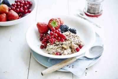 Overnight oats met braambessen, rode bessen en aardbeien Overnight oats met braambessen, rode bessen en aardbeien