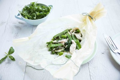 Papillote de légumes verts, pesto de roquette et poulet