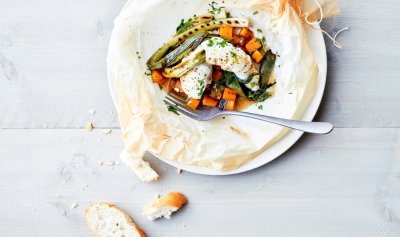 Papillote de plie, jeunes oignons grillés et potiron Papillote de plie, jeunes oignons grillés et potiron