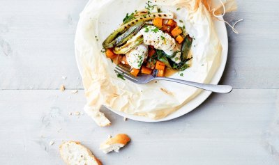 Papillote de plie, jeunes oignons grillés et potiron