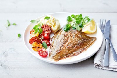 Plie, purée de pommes de terre onctueuse et salade de tomates grillées Plie, purée de pommes de terre onctueuse et salade de tomates grillées