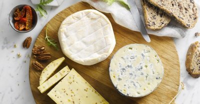 Plateau de fromage avec une note salée et méditerranéenne Plateau de fromage avec une note salée et méditerranéenne