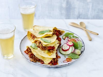Quesadilla au haché et salade fraîche de légumes Quesadilla au haché et salade fraîche de légumes