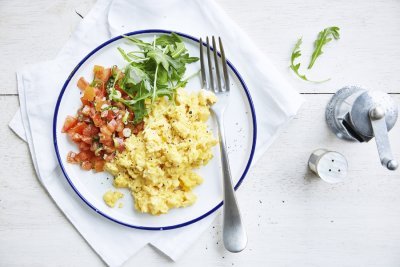 Œufs brouillés et salsa de tomates