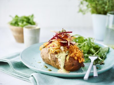 Salade de patates douces, carottes, radis, betteraves rouges et pommes