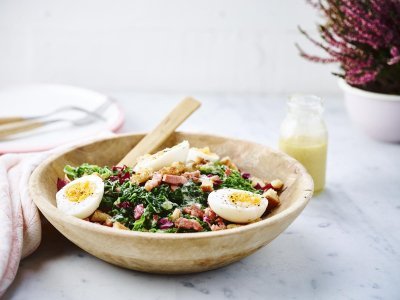 Salade van savooikool met eitjes en spekreepjes