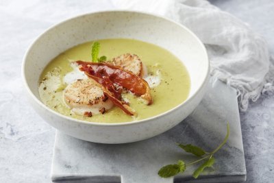 Noix de Saint-Jacques, soupe de petits pois et croquant de jambon