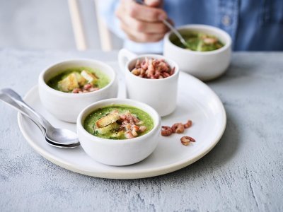 Soupe de salade et crevettes grises Soupe de salade et crevettes grises