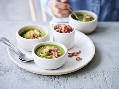 Soupe de salade et crevettes grises