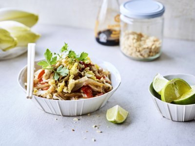 Spicy pad thaï au poulet et au chicon Spicy pad thaï au poulet et au chicon