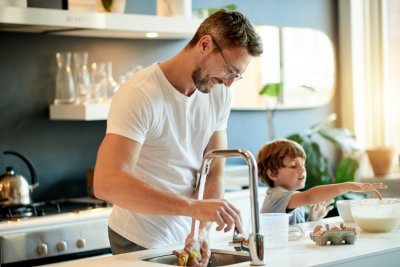 Man en kind in de keuken