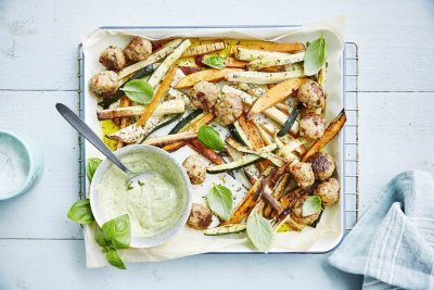 Groentefrietjes met gehaktballetjes en basilicummayonaise Groentefrietjes met gehaktballetjes en basilicummayonaise