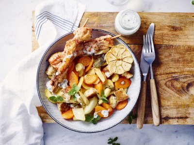 Salade de légumes chauds, croutons, vinaigrette au yaourt et brochettes de poulet