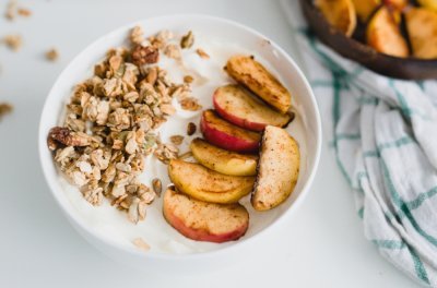 Yoghurt met granola en gebakken appeltjes Yoghurt met granola en gebakken appeltjes