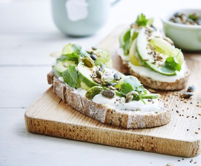 Pain au levain, poire, avocat, fromage à la crème et crumble de graines Pain au levain, poire, avocat, fromage à la crème et crumble de graines