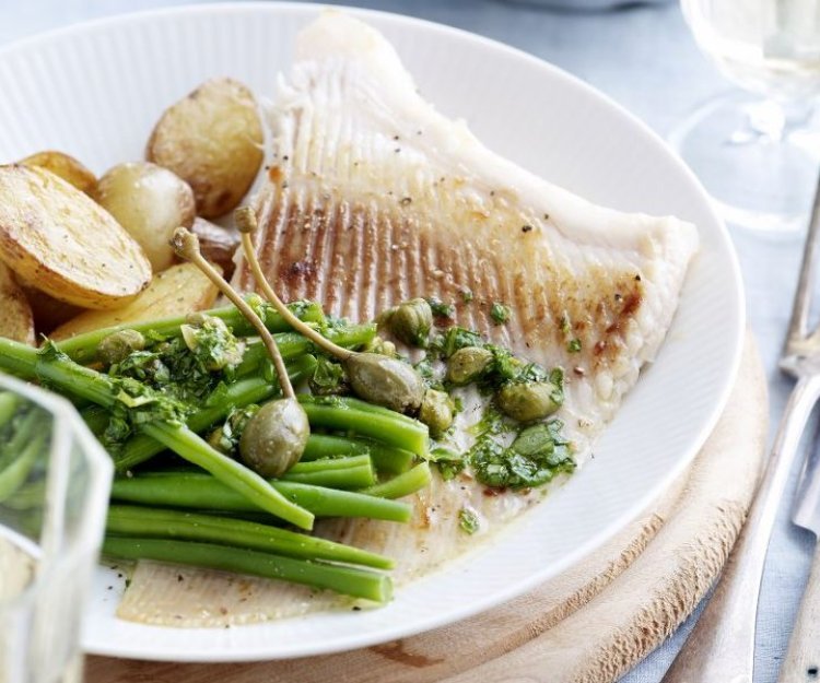 Raie à la salsa verde et pommes grenailles