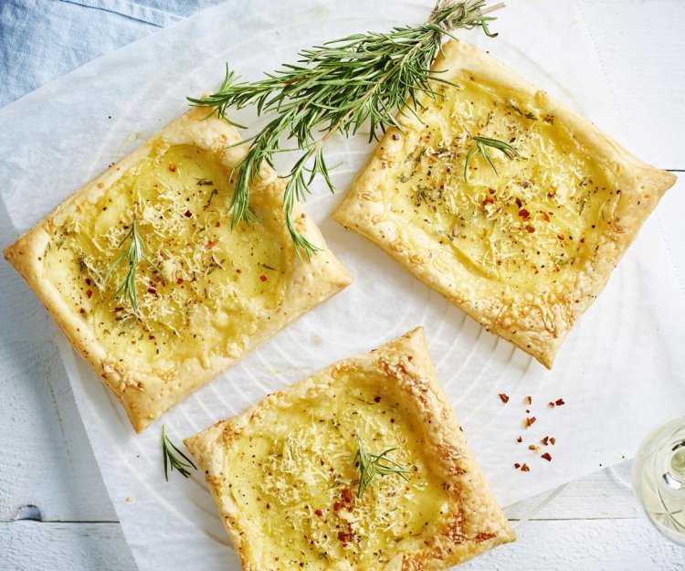 Tartelettes feuilletées aux 3 fromages